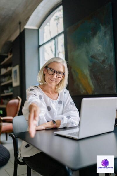 10 Powerful Job Interview Tips to Land Your Dream Job evelop thoughtful questions to ask the interviewer about the company, team, and role. This shows your interest and helps you gather important information