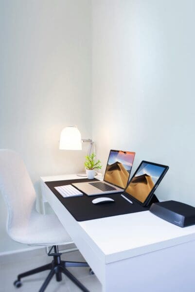 10 Minimalist Home Office Setups for Maximum Productivity By minimizing clutter and distractions, a minimalist office can lead to maximum productivity and focus.